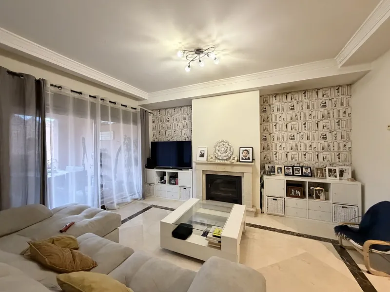Located within the prestigious Valle Romano community in Estepona's exclusive Santa María area, this impeccably presented 270 m² house offers a refined lifestyle surrounded by golf courses, open views and a peaceful, secure environment just minutes from t