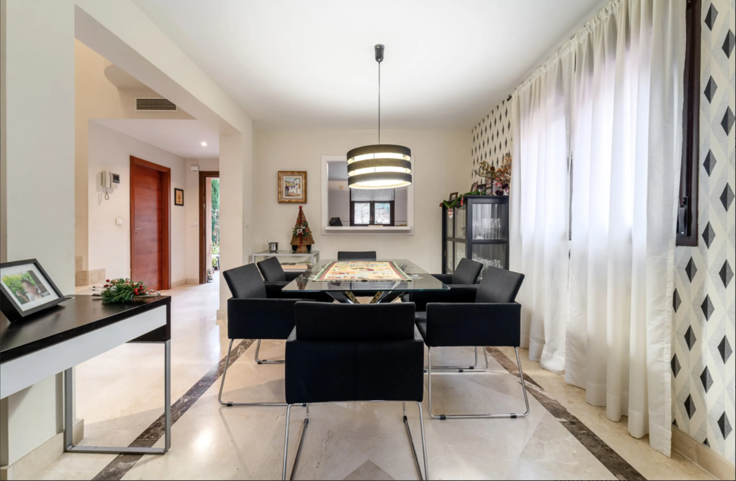 Located within the prestigious Valle Romano community in Estepona's exclusive Santa María area, this impeccably presented 270 m² house offers a refined lifestyle surrounded by golf courses, open views and a peaceful, secure environment just minutes from t