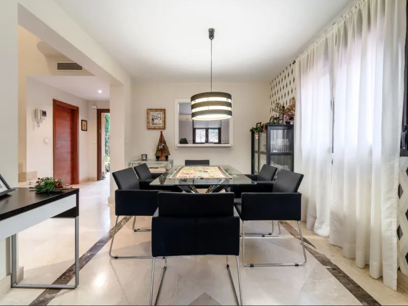 Located within the prestigious Valle Romano community in Estepona's exclusive Santa María area, this impeccably presented 270 m² house offers a refined lifestyle surrounded by golf courses, open views and a peaceful, secure environment just minutes from t