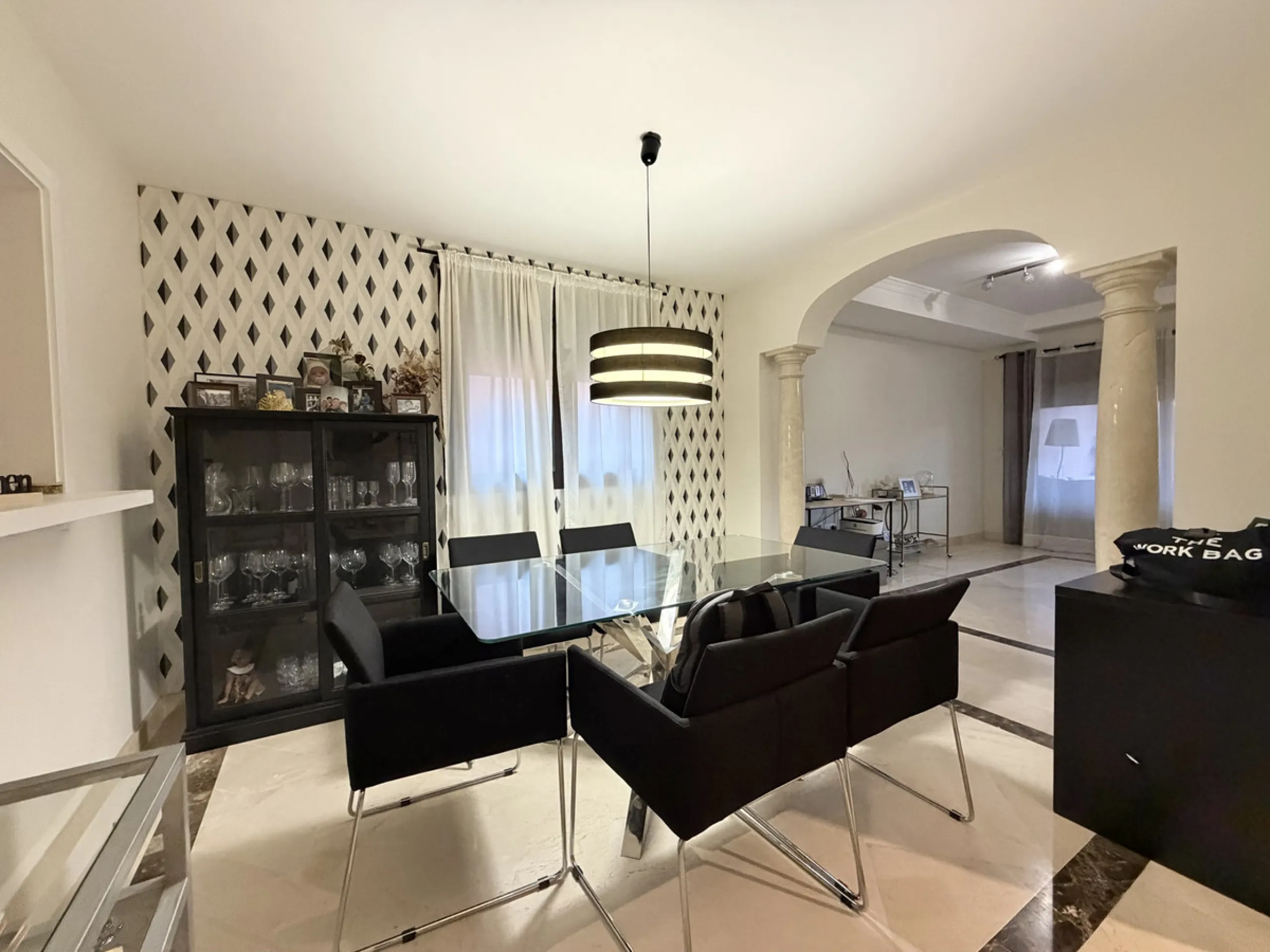 Located within the prestigious Valle Romano community in Estepona's exclusive Santa María area, this impeccably presented 270 m² house offers a refined lifestyle surrounded by golf courses, open views and a peaceful, secure environment just minutes from t