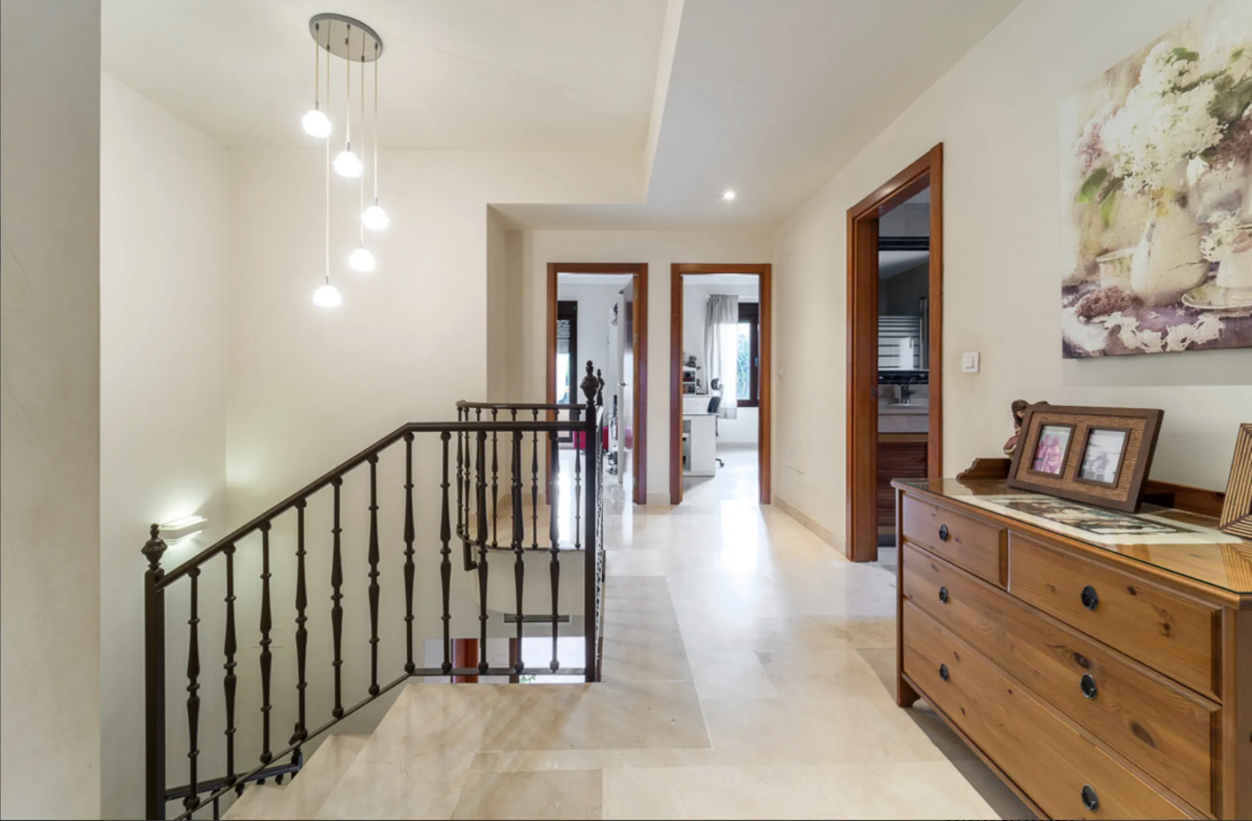 Located within the prestigious Valle Romano community in Estepona's exclusive Santa María area, this impeccably presented 270 m² house offers a refined lifestyle surrounded by golf courses, open views and a peaceful, secure environment just minutes from t