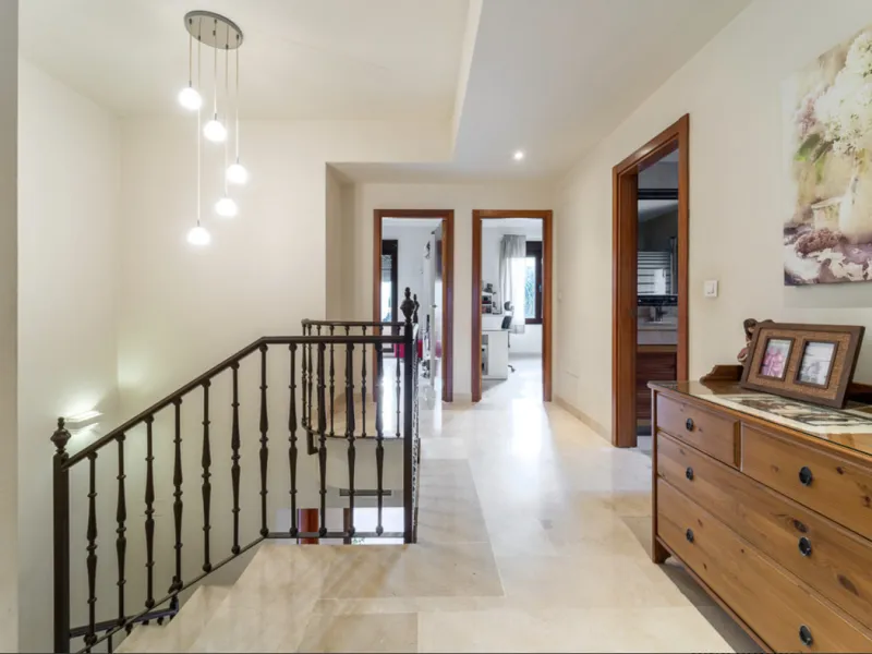 Located within the prestigious Valle Romano community in Estepona's exclusive Santa María area, this impeccably presented 270 m² house offers a refined lifestyle surrounded by golf courses, open views and a peaceful, secure environment just minutes from t