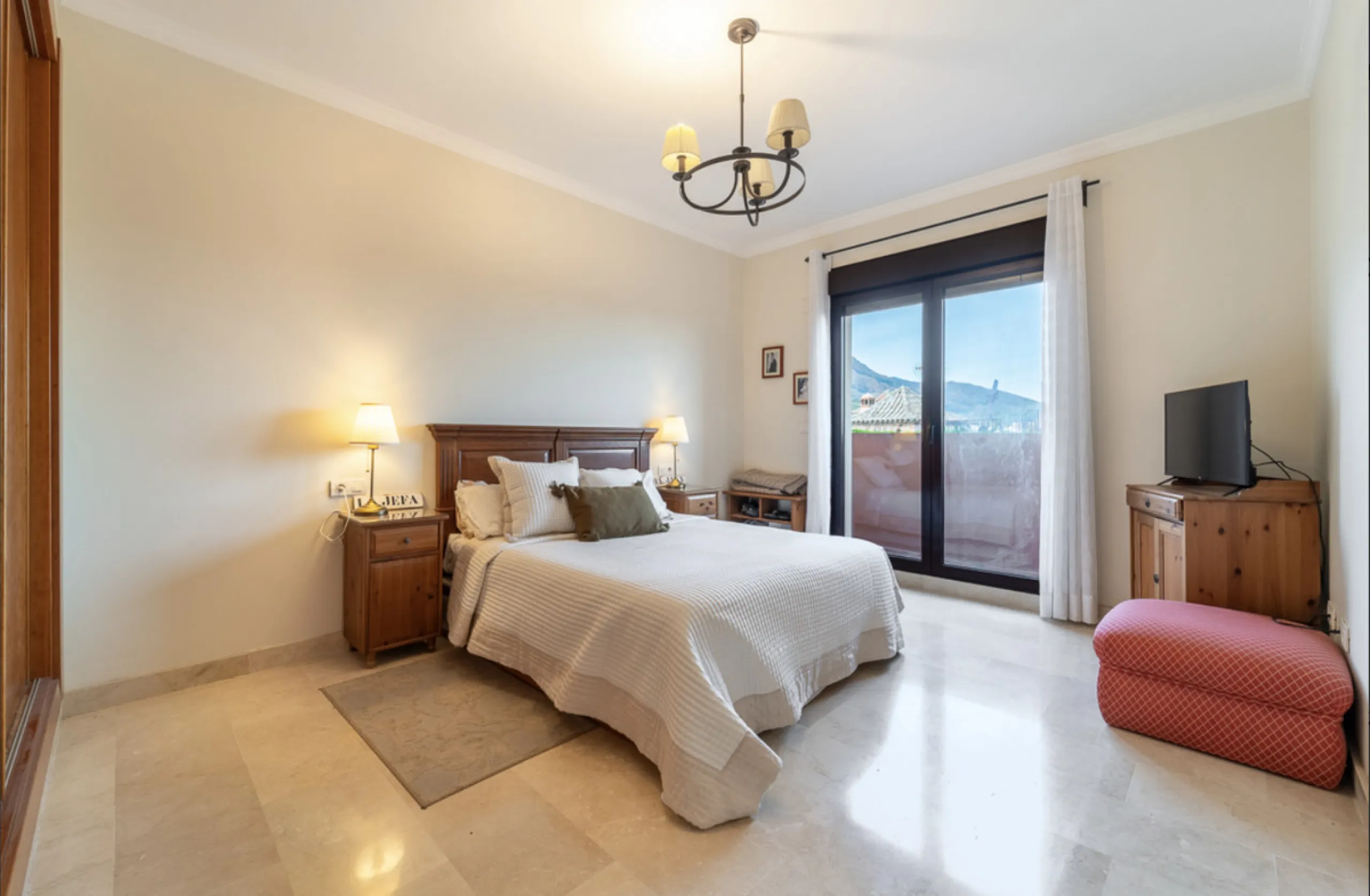 Located within the prestigious Valle Romano community in Estepona's exclusive Santa María area, this impeccably presented 270 m² house offers a refined lifestyle surrounded by golf courses, open views and a peaceful, secure environment just minutes from t