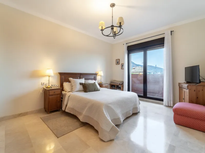 Located within the prestigious Valle Romano community in Estepona's exclusive Santa María area, this impeccably presented 270 m² house offers a refined lifestyle surrounded by golf courses, open views and a peaceful, secure environment just minutes from t