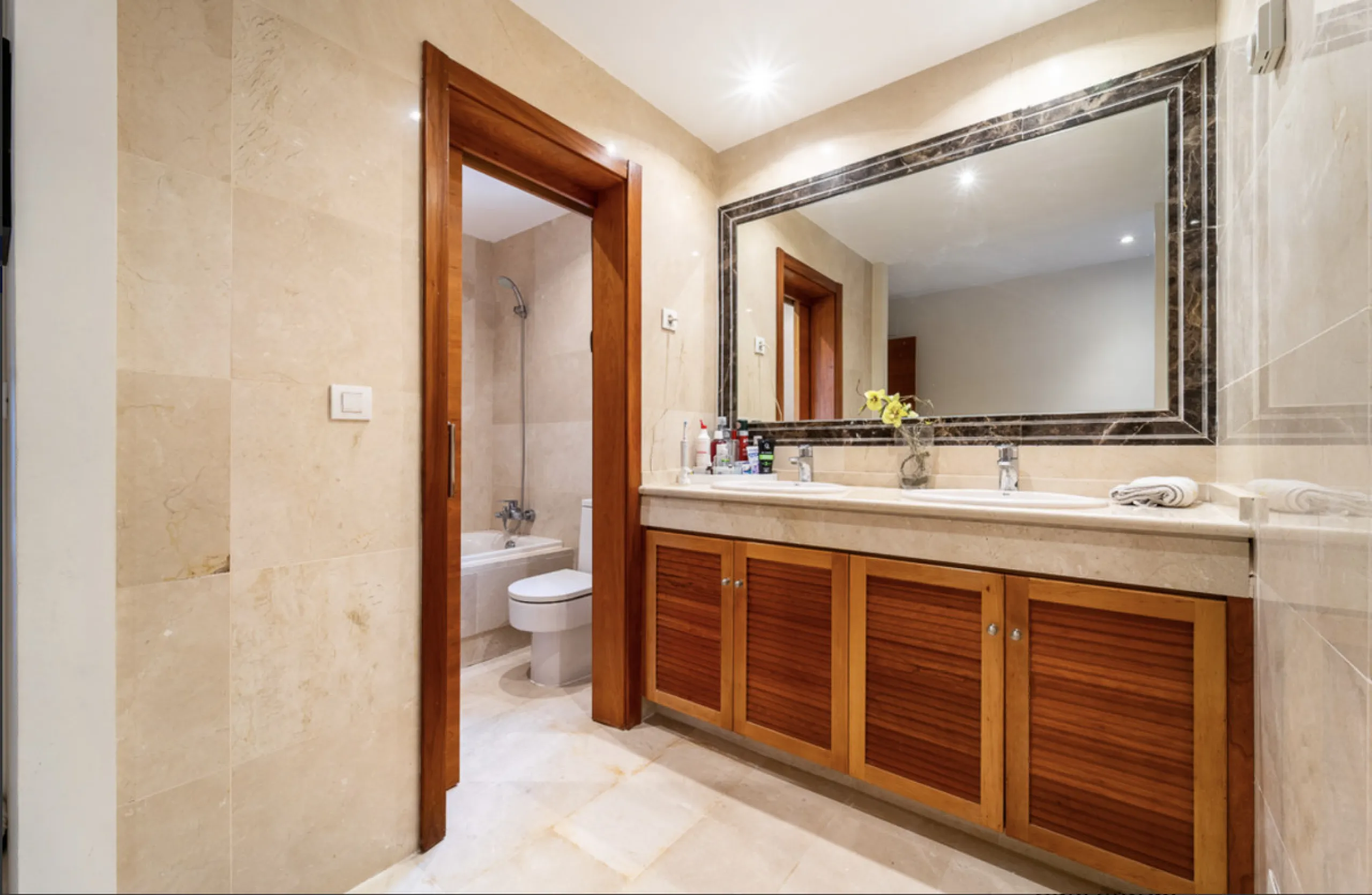 Located within the prestigious Valle Romano community in Estepona's exclusive Santa María area, this impeccably presented 270 m² house offers a refined lifestyle surrounded by golf courses, open views and a peaceful, secure environment just minutes from t