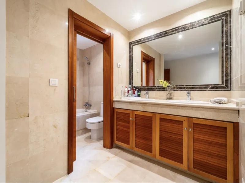 Located within the prestigious Valle Romano community in Estepona's exclusive Santa María area, this impeccably presented 270 m² house offers a refined lifestyle surrounded by golf courses, open views and a peaceful, secure environment just minutes from t