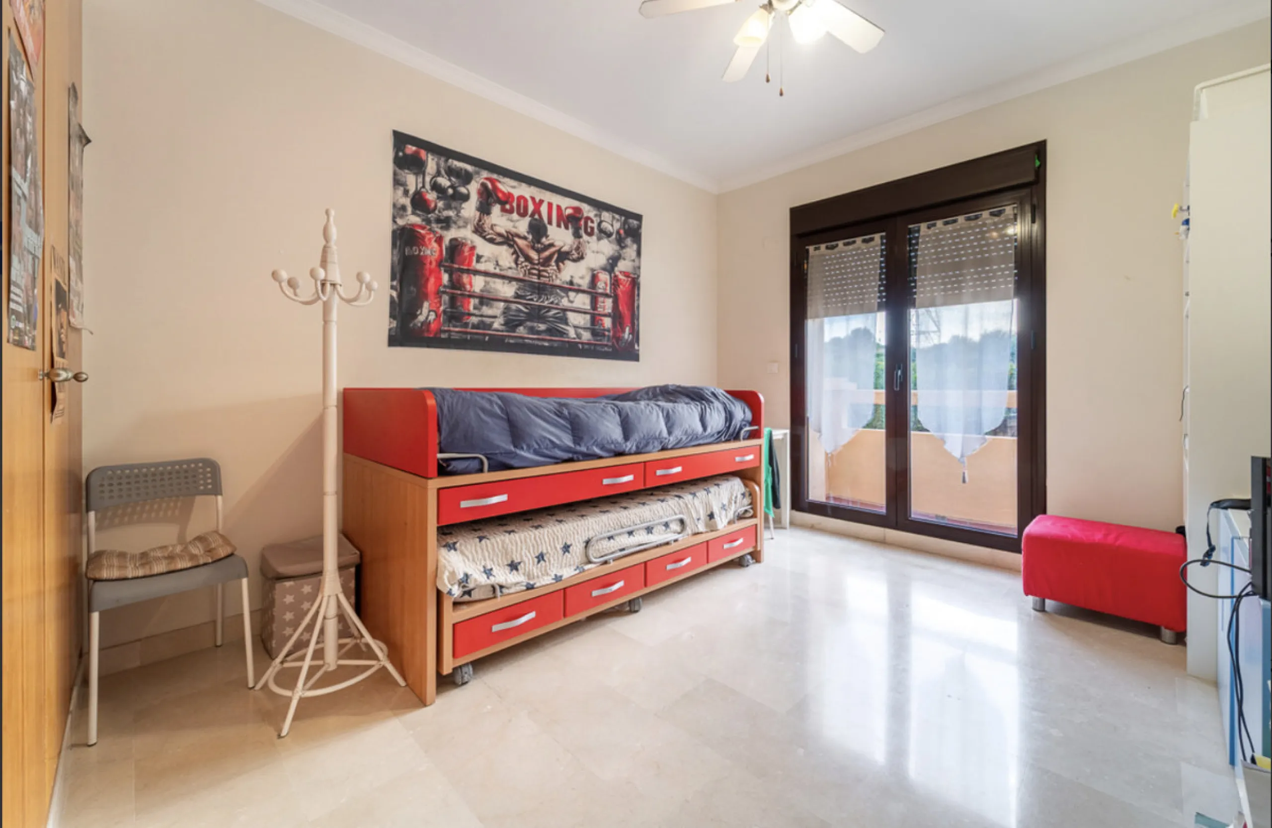 Located within the prestigious Valle Romano community in Estepona's exclusive Santa María area, this impeccably presented 270 m² house offers a refined lifestyle surrounded by golf courses, open views and a peaceful, secure environment just minutes from t
