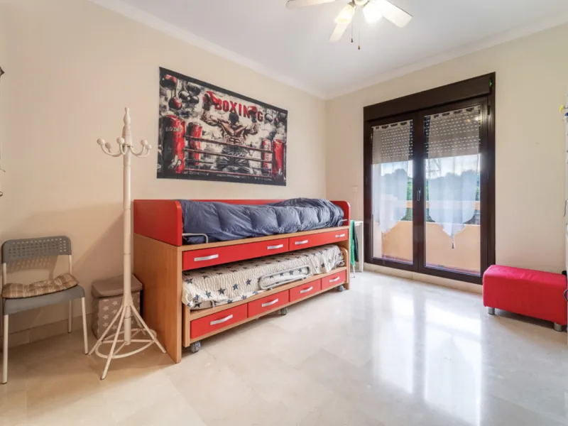 Located within the prestigious Valle Romano community in Estepona's exclusive Santa María area, this impeccably presented 270 m² house offers a refined lifestyle surrounded by golf courses, open views and a peaceful, secure environment just minutes from t