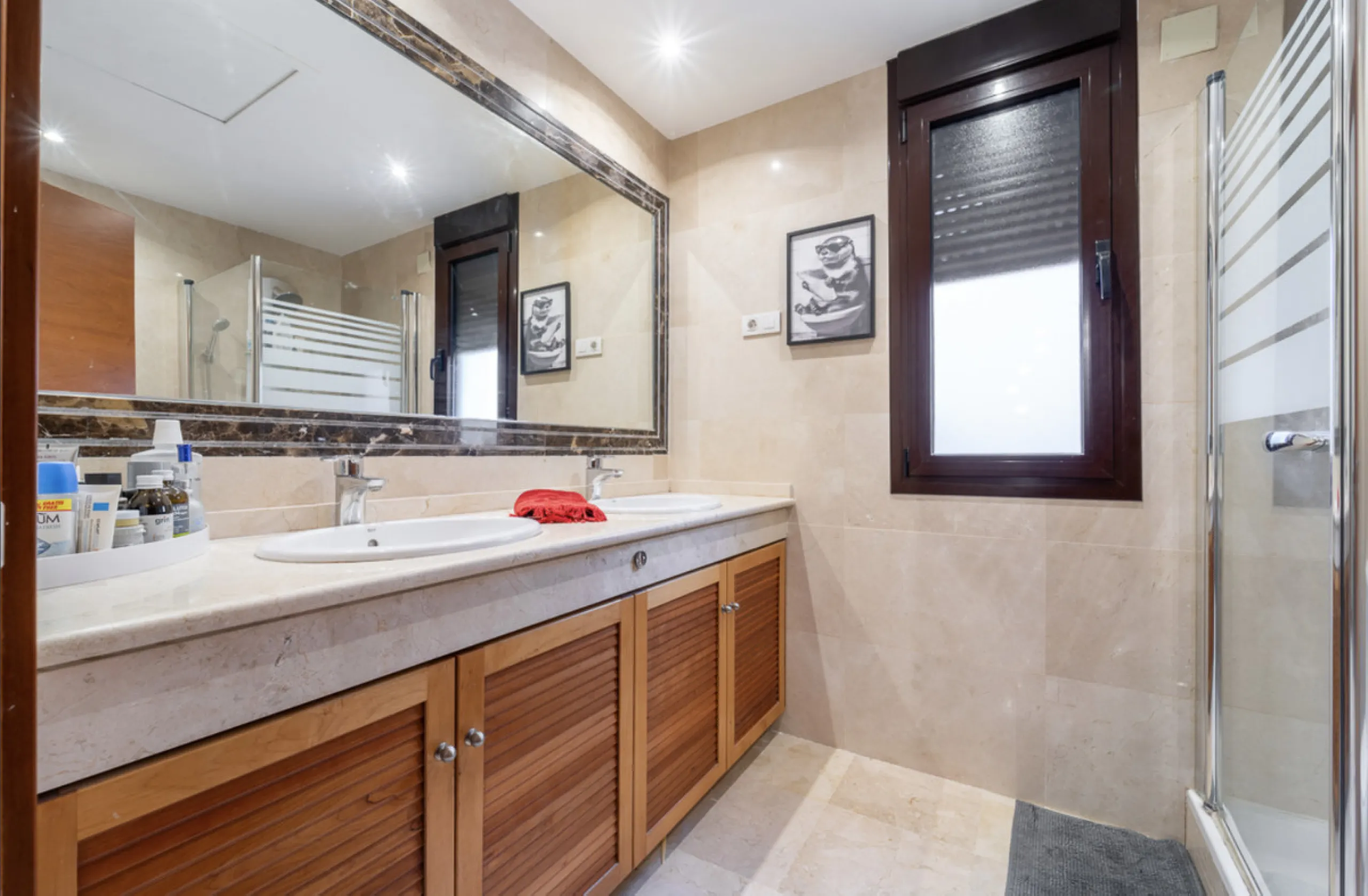 Located within the prestigious Valle Romano community in Estepona's exclusive Santa María area, this impeccably presented 270 m² house offers a refined lifestyle surrounded by golf courses, open views and a peaceful, secure environment just minutes from t