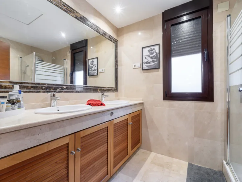 Located within the prestigious Valle Romano community in Estepona's exclusive Santa María area, this impeccably presented 270 m² house offers a refined lifestyle surrounded by golf courses, open views and a peaceful, secure environment just minutes from t