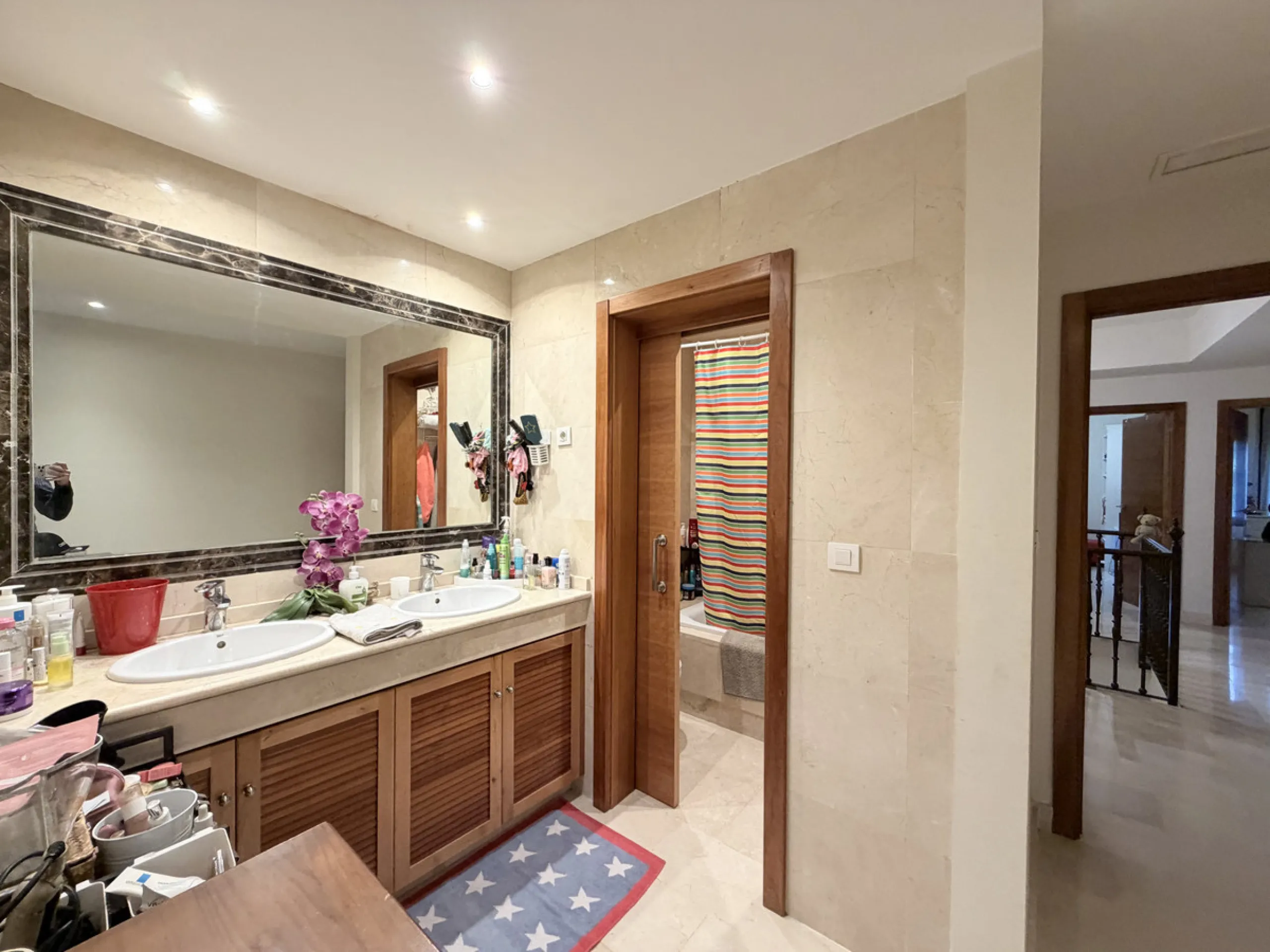 Located within the prestigious Valle Romano community in Estepona's exclusive Santa María area, this impeccably presented 270 m² house offers a refined lifestyle surrounded by golf courses, open views and a peaceful, secure environment just minutes from t