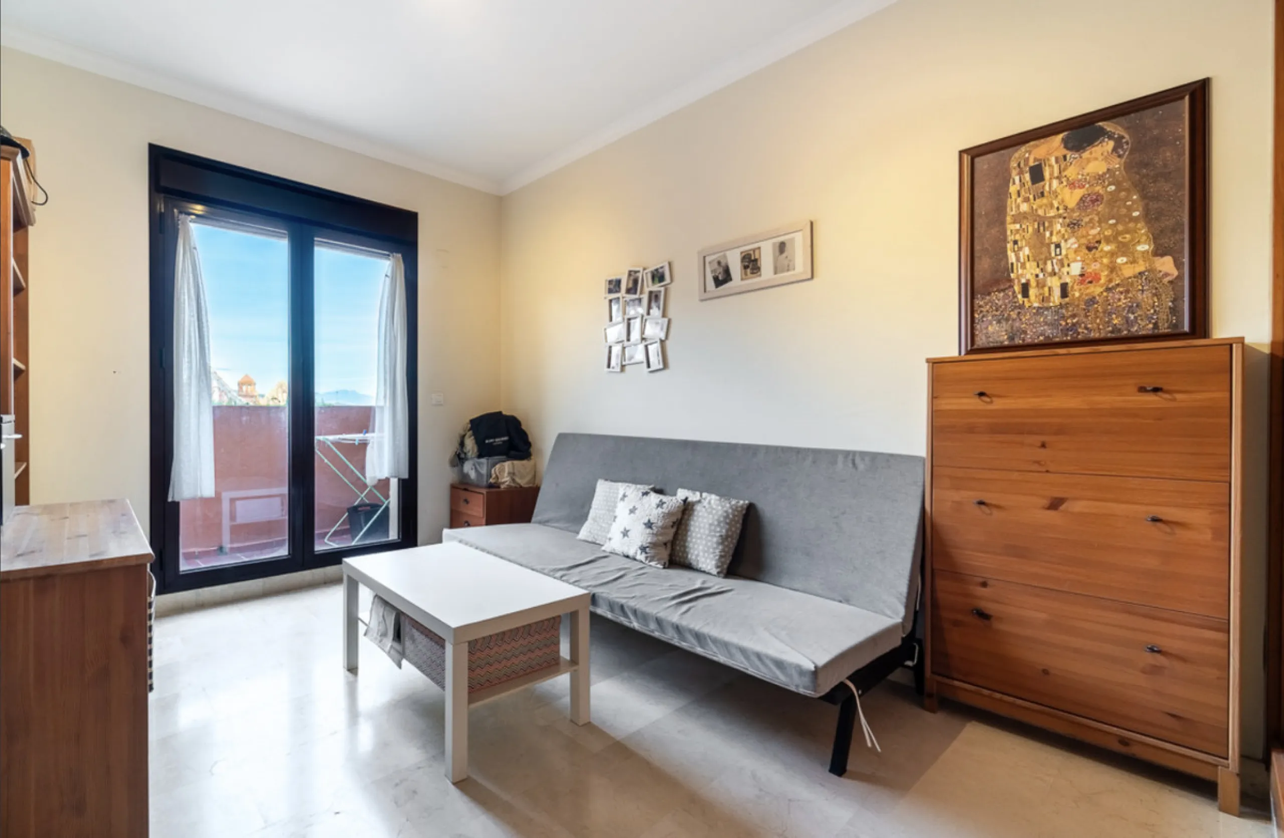 Located within the prestigious Valle Romano community in Estepona's exclusive Santa María area, this impeccably presented 270 m² house offers a refined lifestyle surrounded by golf courses, open views and a peaceful, secure environment just minutes from t