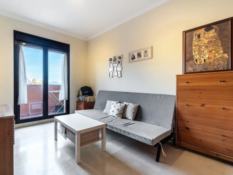 Located within the prestigious Valle Romano community in Estepona's exclusive Santa María area, this impeccably presented 270 m² house offers a refined lifestyle surrounded by golf courses, open views and a peaceful, secure environment just minutes from t