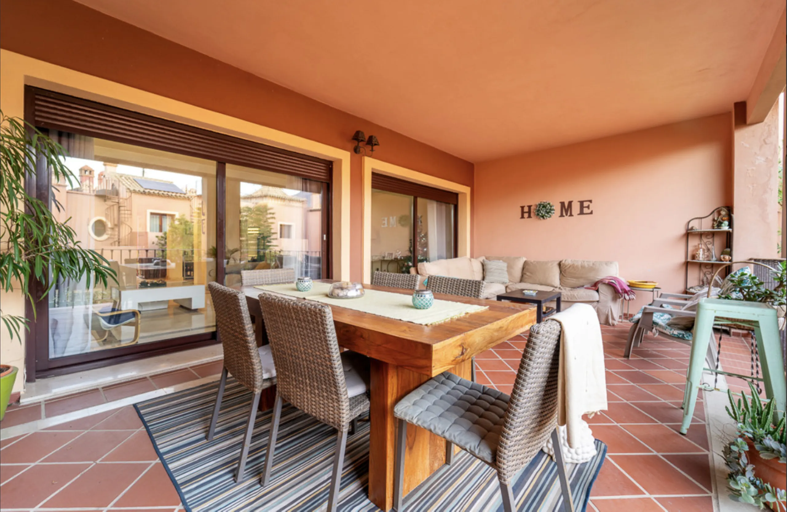 Located within the prestigious Valle Romano community in Estepona's exclusive Santa María area, this impeccably presented 270 m² house offers a refined lifestyle surrounded by golf courses, open views and a peaceful, secure environment just minutes from t