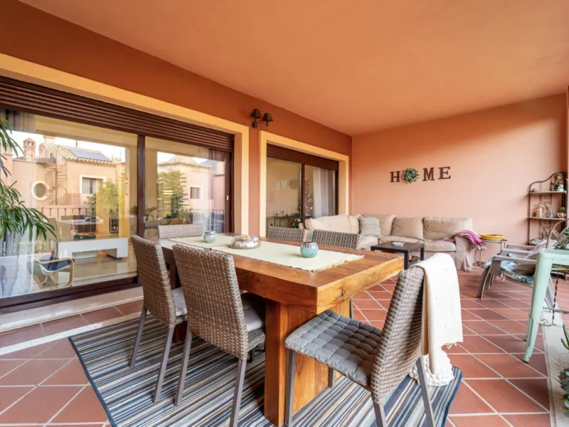 Located within the prestigious Valle Romano community in Estepona's exclusive Santa María area, this impeccably presented 270 m² house offers a refined lifestyle surrounded by golf courses, open views and a peaceful, secure environment just minutes from t