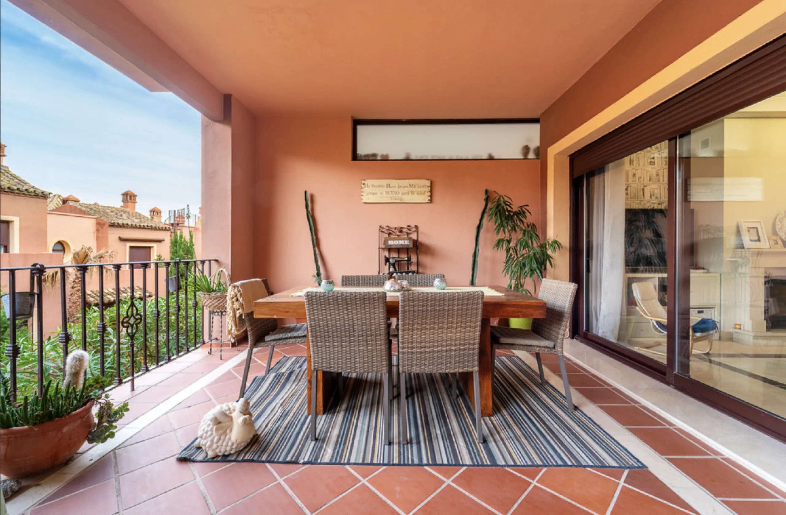Located within the prestigious Valle Romano community in Estepona's exclusive Santa María area, this impeccably presented 270 m² house offers a refined lifestyle surrounded by golf courses, open views and a peaceful, secure environment just minutes from t