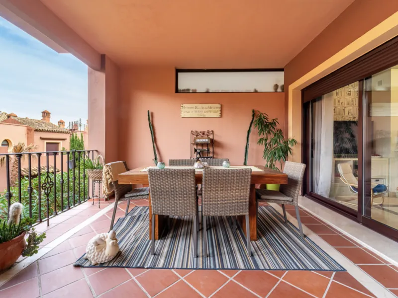 Located within the prestigious Valle Romano community in Estepona's exclusive Santa María area, this impeccably presented 270 m² house offers a refined lifestyle surrounded by golf courses, open views and a peaceful, secure environment just minutes from t
