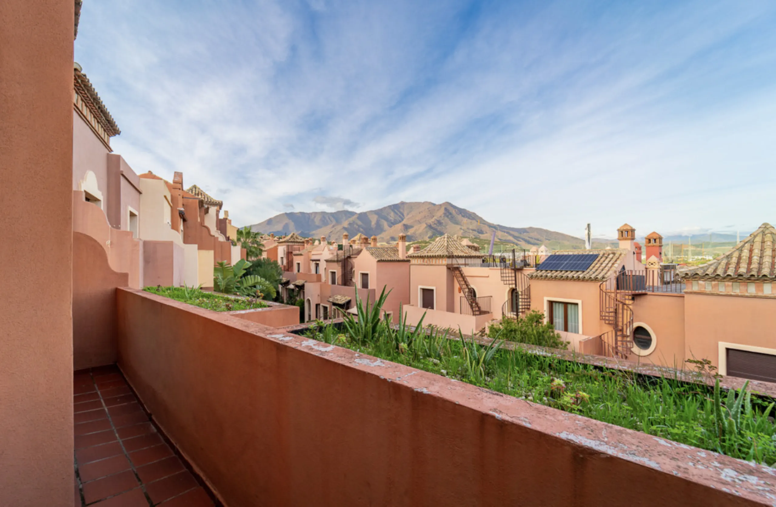 Located within the prestigious Valle Romano community in Estepona's exclusive Santa María area, this impeccably presented 270 m² house offers a refined lifestyle surrounded by golf courses, open views and a peaceful, secure environment just minutes from t