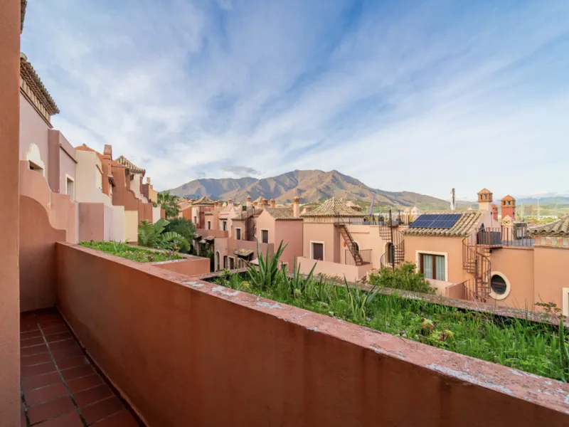 Located within the prestigious Valle Romano community in Estepona's exclusive Santa María area, this impeccably presented 270 m² house offers a refined lifestyle surrounded by golf courses, open views and a peaceful, secure environment just minutes from t
