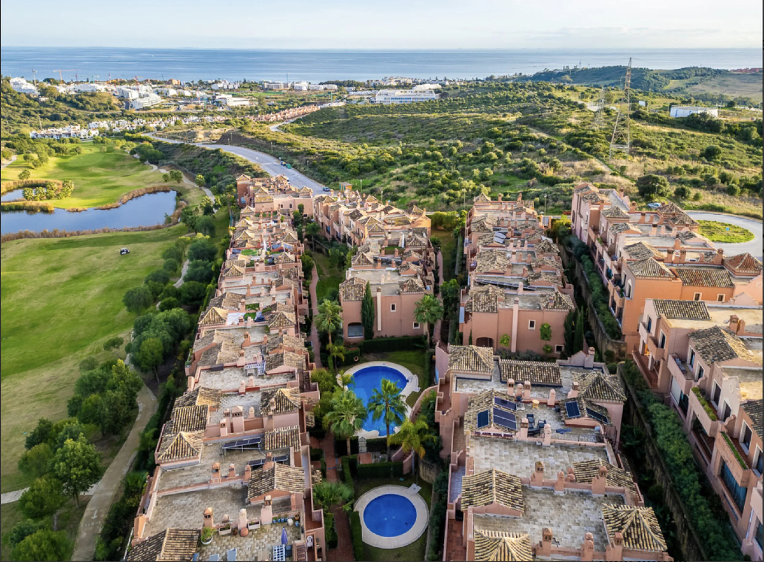 Located within the prestigious Valle Romano community in Estepona's exclusive Santa María area, this impeccably presented 270 m² house offers a refined lifestyle surrounded by golf courses, open views and a peaceful, secure environment just minutes from t