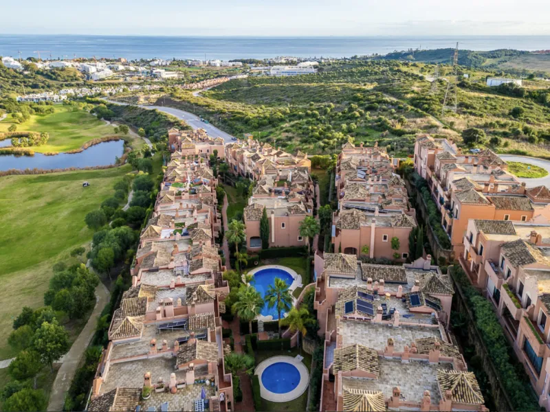 Located within the prestigious Valle Romano community in Estepona's exclusive Santa María area, this impeccably presented 270 m² house offers a refined lifestyle surrounded by golf courses, open views and a peaceful, secure environment just minutes from t