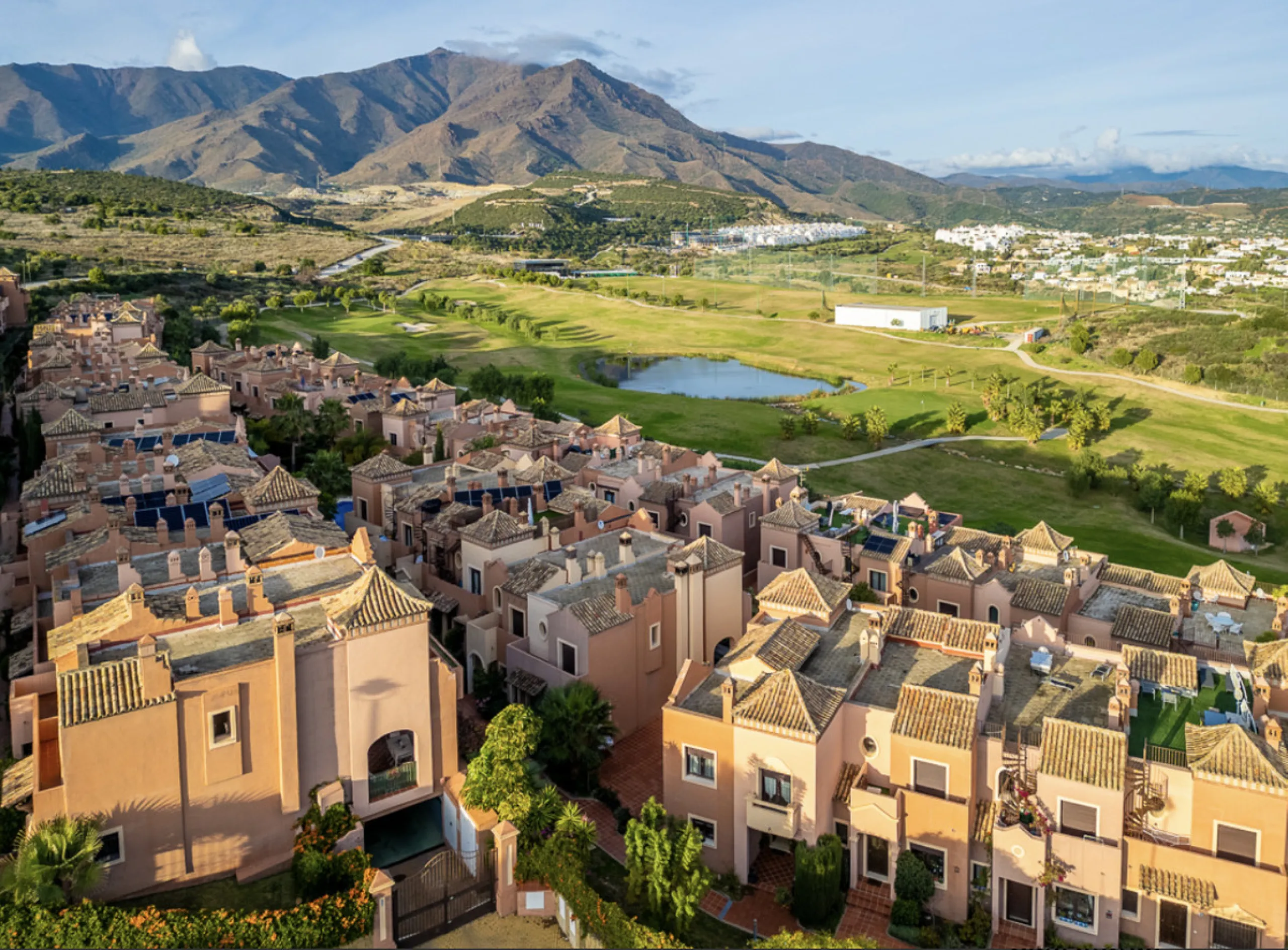 Located within the prestigious Valle Romano community in Estepona's exclusive Santa María area, this impeccably presented 270 m² house offers a refined lifestyle surrounded by golf courses, open views and a peaceful, secure environment just minutes from t