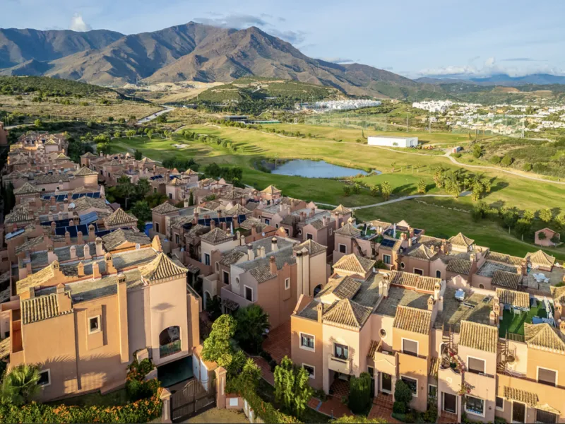 Located within the prestigious Valle Romano community in Estepona's exclusive Santa María area, this impeccably presented 270 m² house offers a refined lifestyle surrounded by golf courses, open views and a peaceful, secure environment just minutes from t
