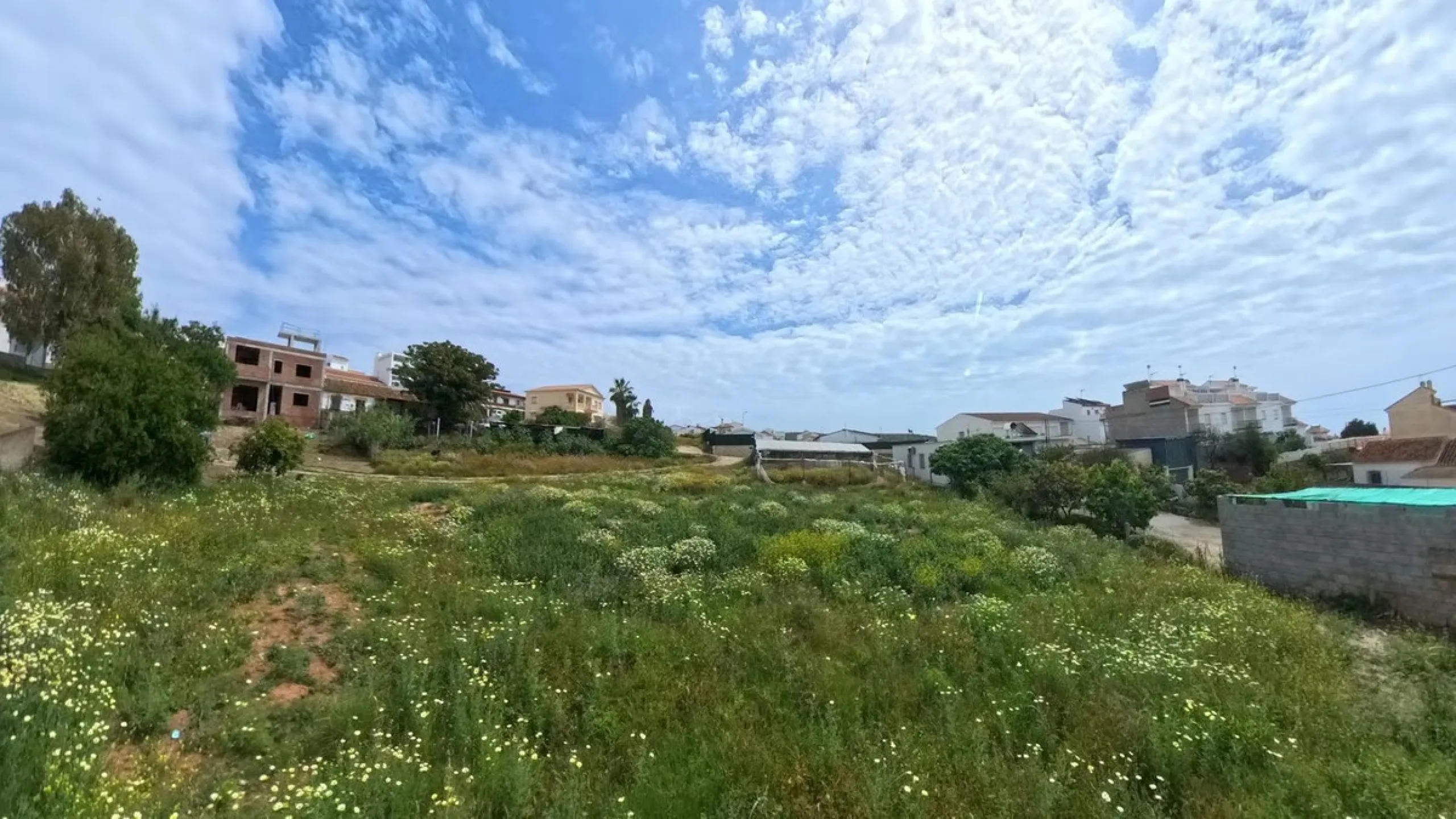 Two urban plots for sale in Almáyate with a total surface area of 945 m², marketed jointly, representing an excellent investment opportunity in a rapidly growing area of the municipality of Vélez-Málaga.
