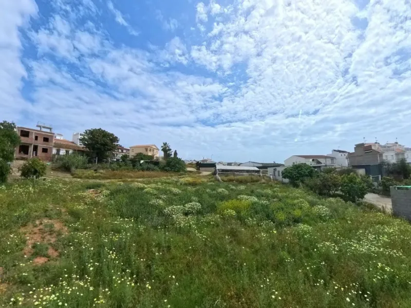 Two urban plots for sale in Almáyate with a total surface area of 945 m², marketed jointly, representing an excellent investment opportunity in a rapidly growing area of the municipality of Vélez-Málaga.
