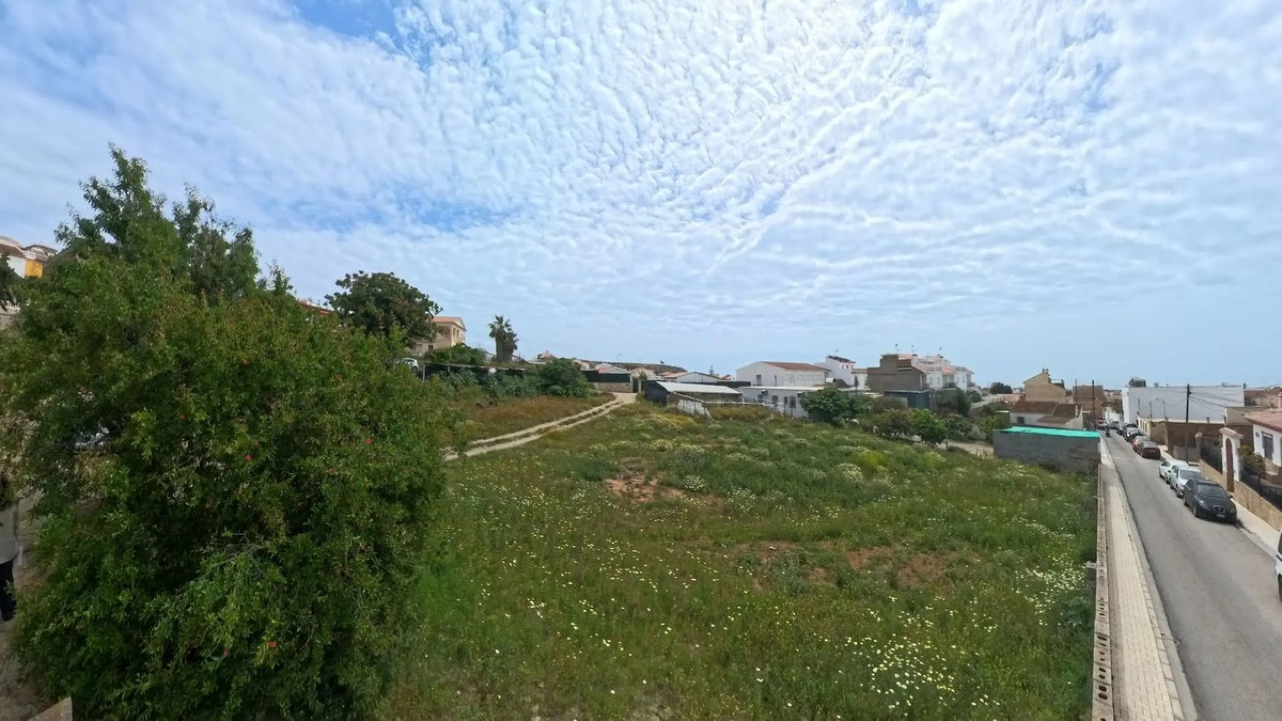 Two urban plots for sale in Almáyate with a total surface area of 945 m², marketed jointly, representing an excellent investment opportunity in a rapidly growing area of the municipality of Vélez-Málaga.