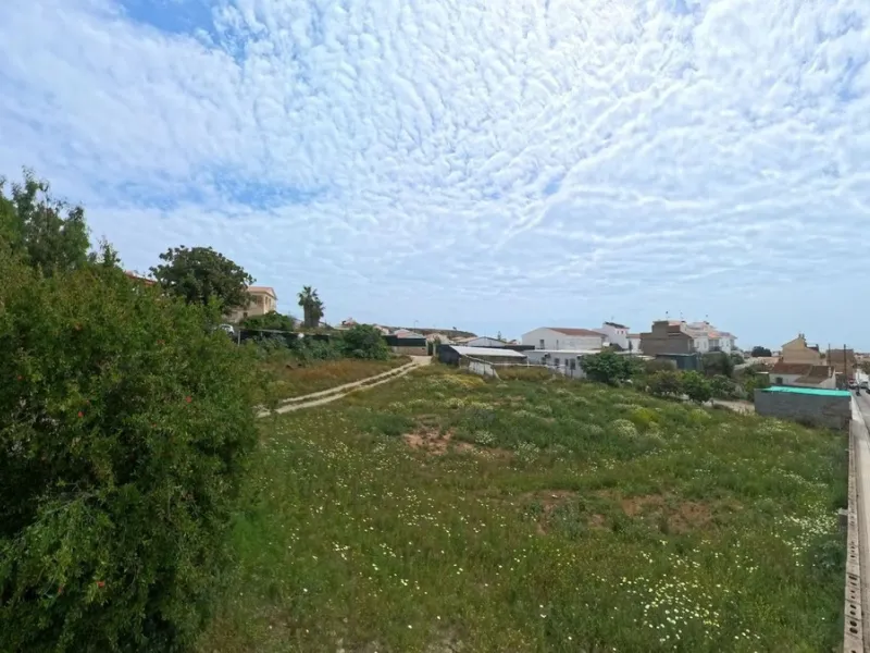 Two urban plots for sale in Almáyate with a total surface area of 945 m², marketed jointly, representing an excellent investment opportunity in a rapidly growing area of the municipality of Vélez-Málaga.