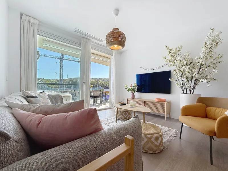 This beautiful three-bedroom, two-bathroom apartment benefits from a southwest orientation, ensuring lovely afternoon light and pleasant sunsets. From the terrace, you can enjoy open views of the surrounding nature, with a partial sea view to the left. Th
