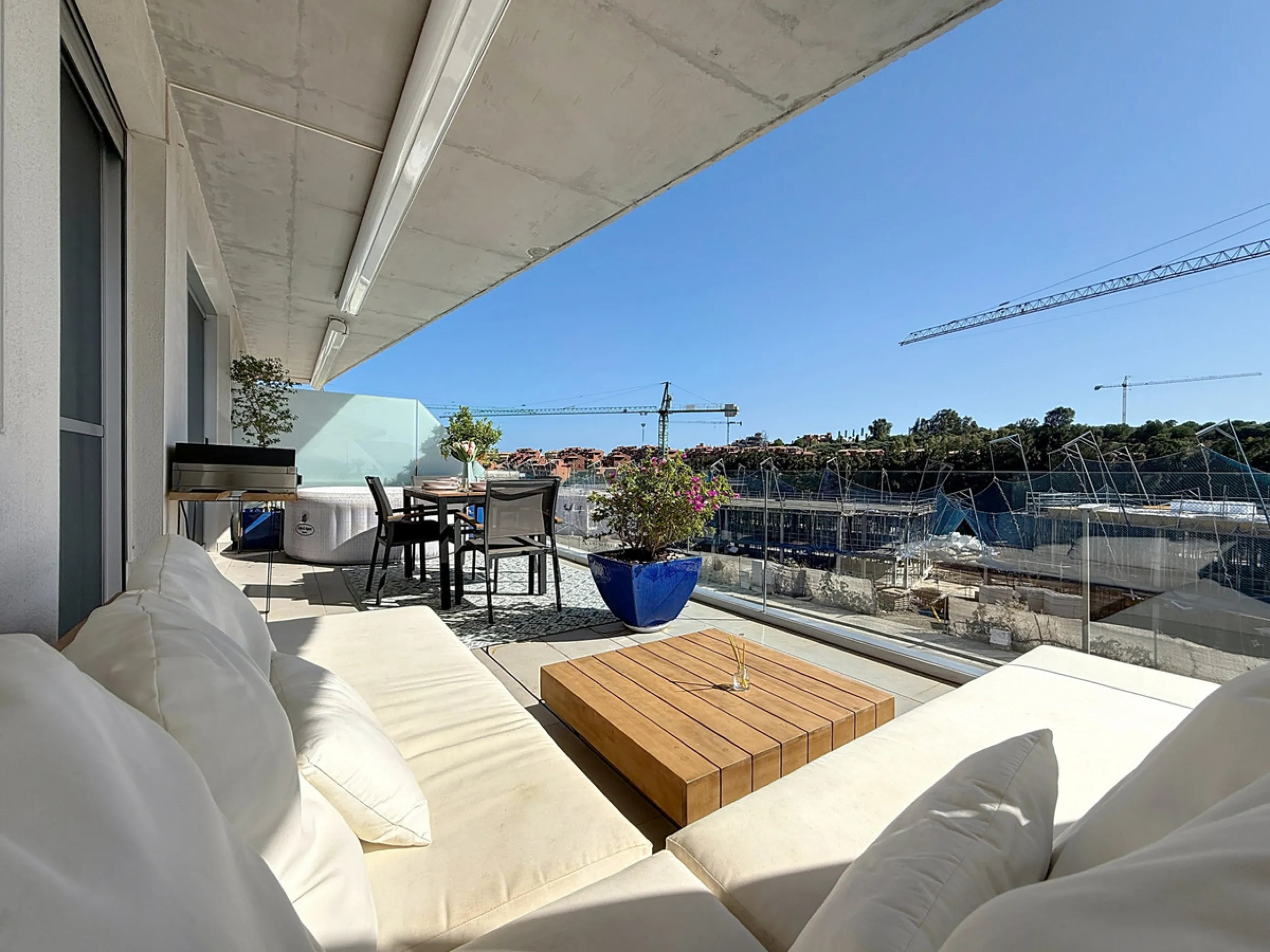 This beautiful three-bedroom, two-bathroom apartment benefits from a southwest orientation, ensuring lovely afternoon light and pleasant sunsets. From the terrace, you can enjoy open views of the surrounding nature, with a partial sea view to the left. Th