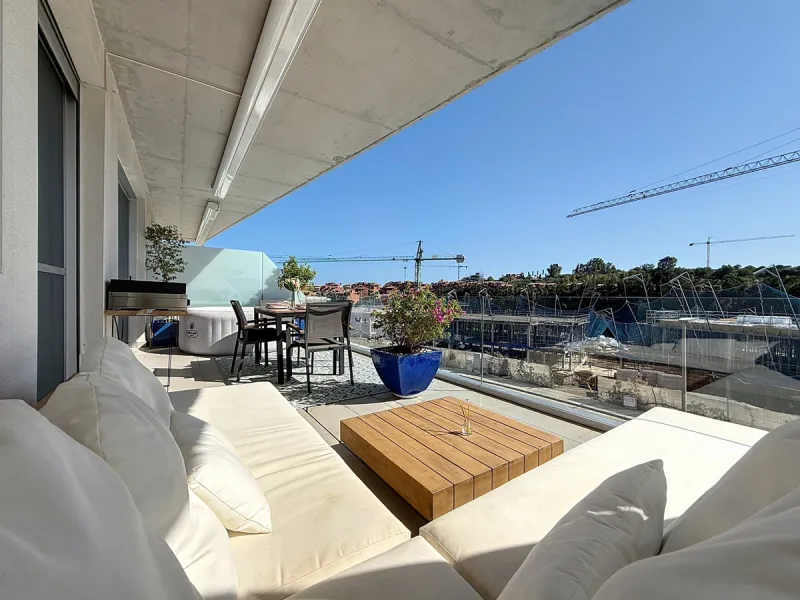 This beautiful three-bedroom, two-bathroom apartment benefits from a southwest orientation, ensuring lovely afternoon light and pleasant sunsets. From the terrace, you can enjoy open views of the surrounding nature, with a partial sea view to the left. Th
