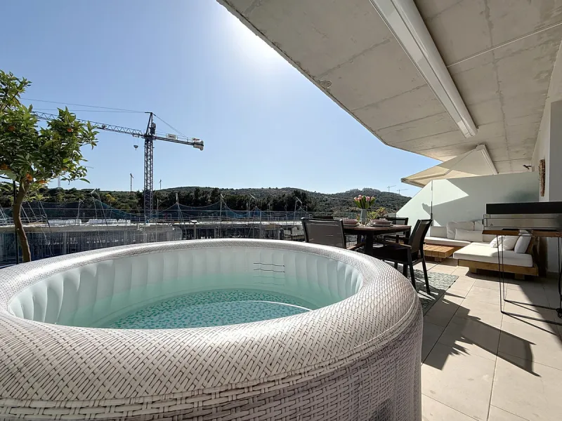 This beautiful three-bedroom, two-bathroom apartment benefits from a southwest orientation, ensuring lovely afternoon light and pleasant sunsets. From the terrace, you can enjoy open views of the surrounding nature, with a partial sea view to the left. Th