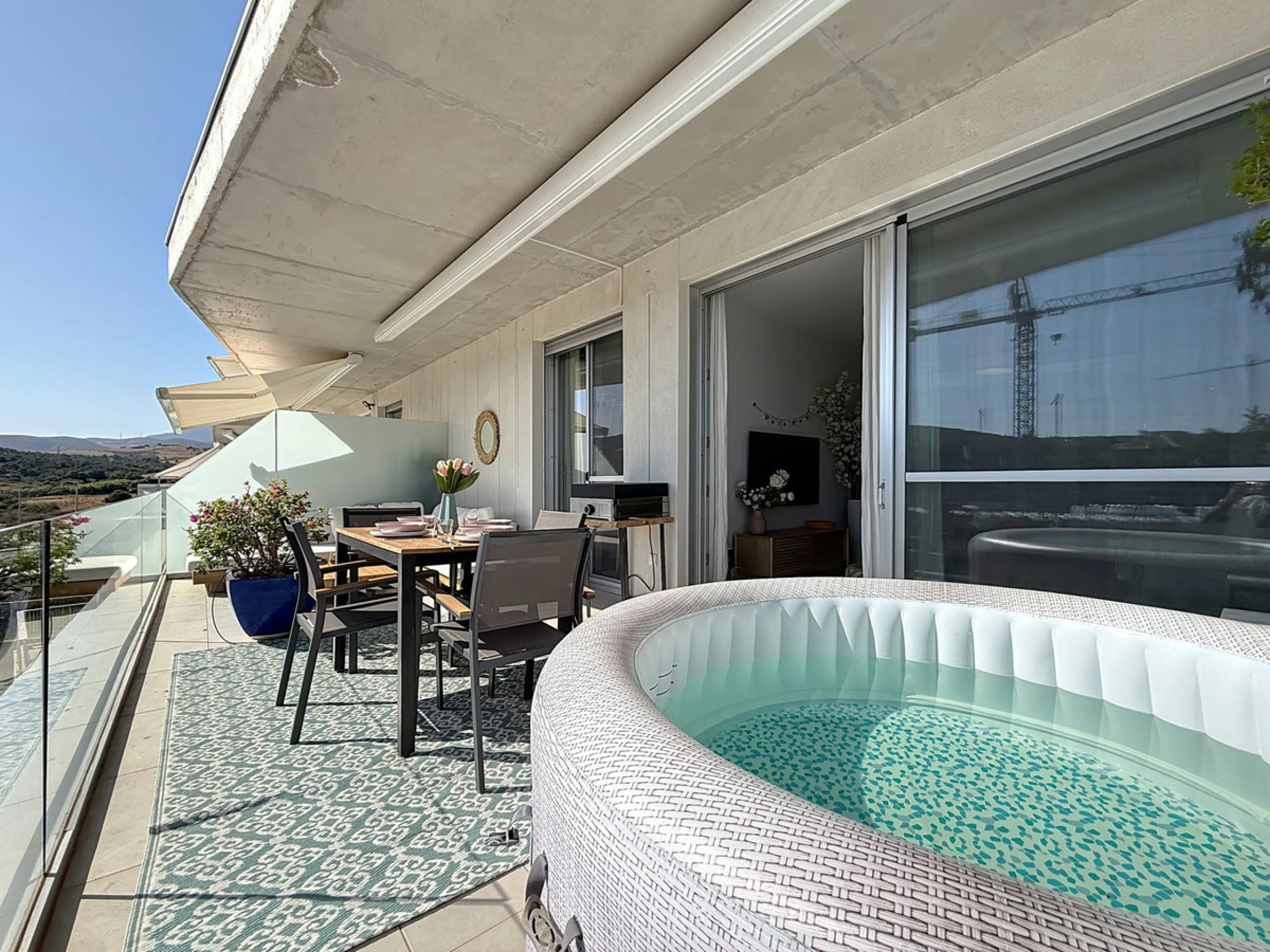 This beautiful three-bedroom, two-bathroom apartment benefits from a southwest orientation, ensuring lovely afternoon light and pleasant sunsets. From the terrace, you can enjoy open views of the surrounding nature, with a partial sea view to the left. Th