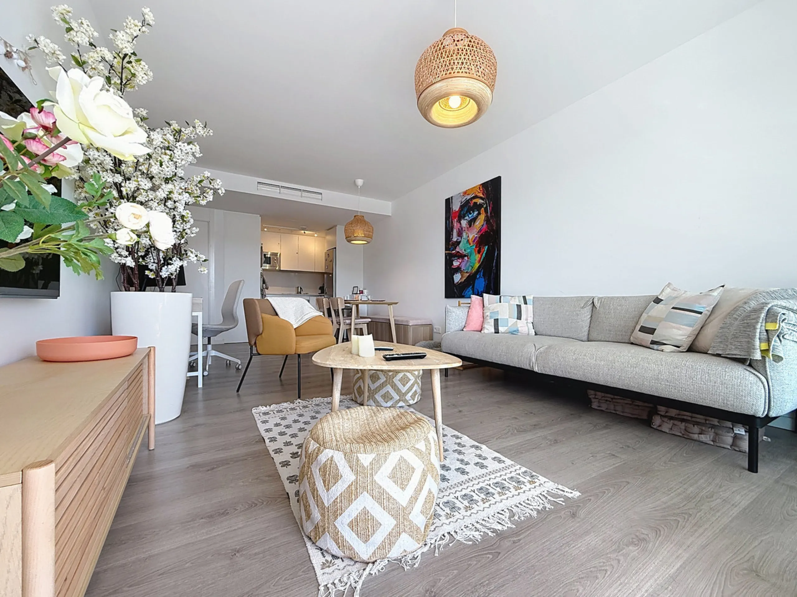 This beautiful three-bedroom, two-bathroom apartment benefits from a southwest orientation, ensuring lovely afternoon light and pleasant sunsets. From the terrace, you can enjoy open views of the surrounding nature, with a partial sea view to the left. Th