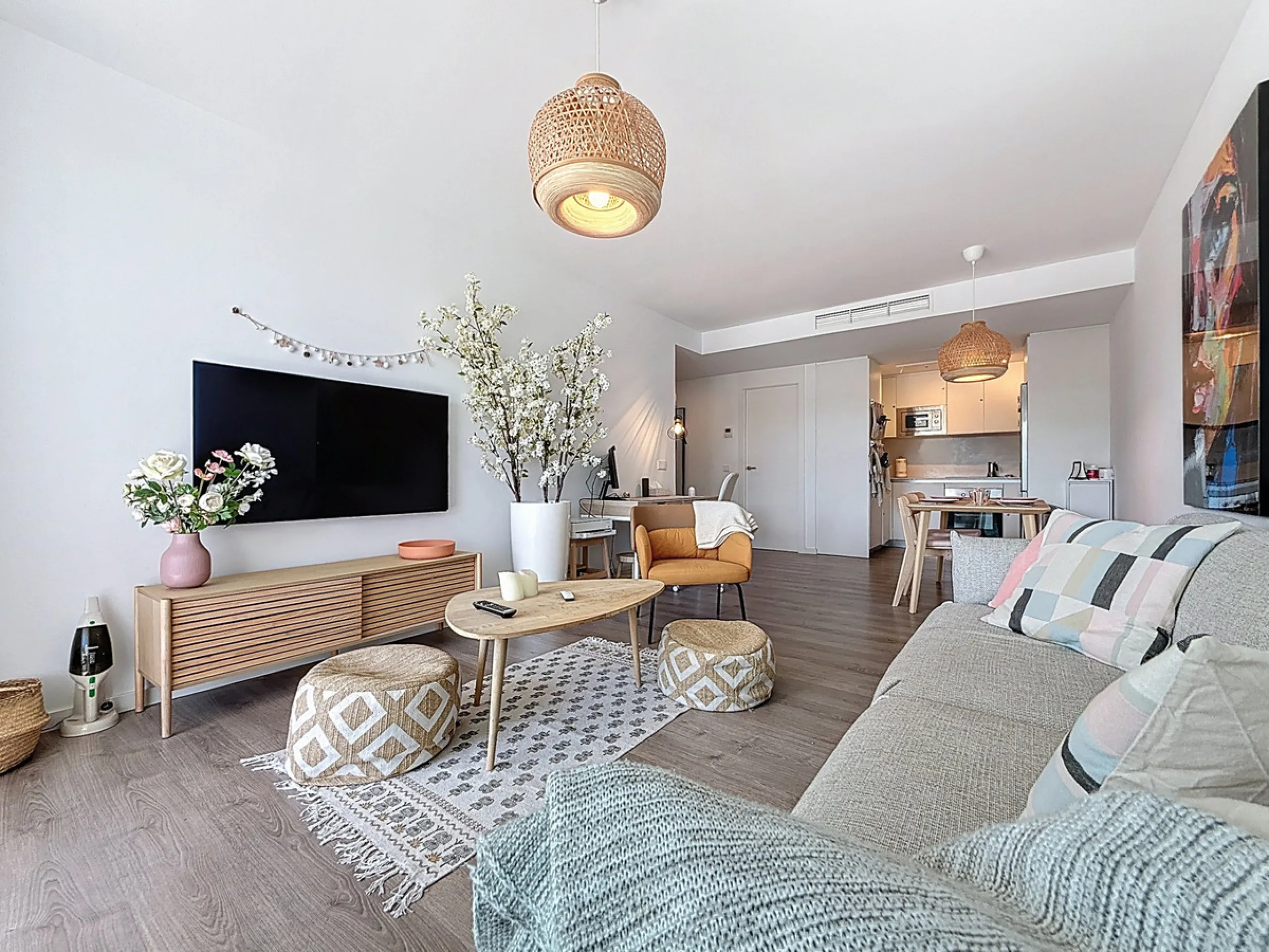 This beautiful three-bedroom, two-bathroom apartment benefits from a southwest orientation, ensuring lovely afternoon light and pleasant sunsets. From the terrace, you can enjoy open views of the surrounding nature, with a partial sea view to the left. Th