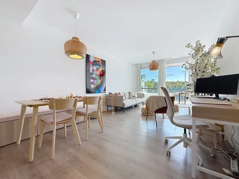 This beautiful three-bedroom, two-bathroom apartment benefits from a southwest orientation, ensuring lovely afternoon light and pleasant sunsets. From the terrace, you can enjoy open views of the surrounding nature, with a partial sea view to the left. Th