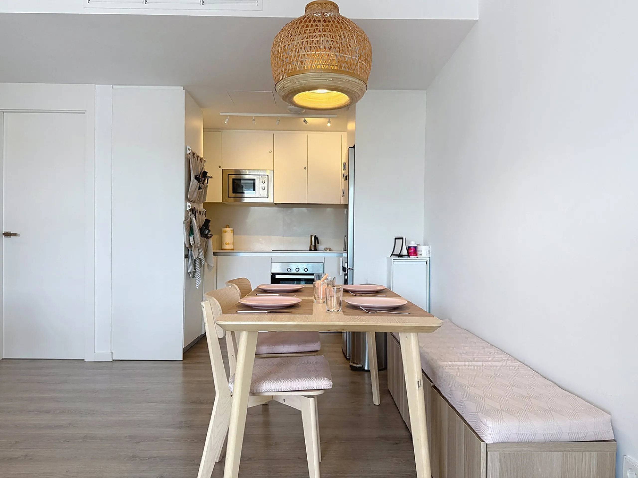 This beautiful three-bedroom, two-bathroom apartment benefits from a southwest orientation, ensuring lovely afternoon light and pleasant sunsets. From the terrace, you can enjoy open views of the surrounding nature, with a partial sea view to the left. Th