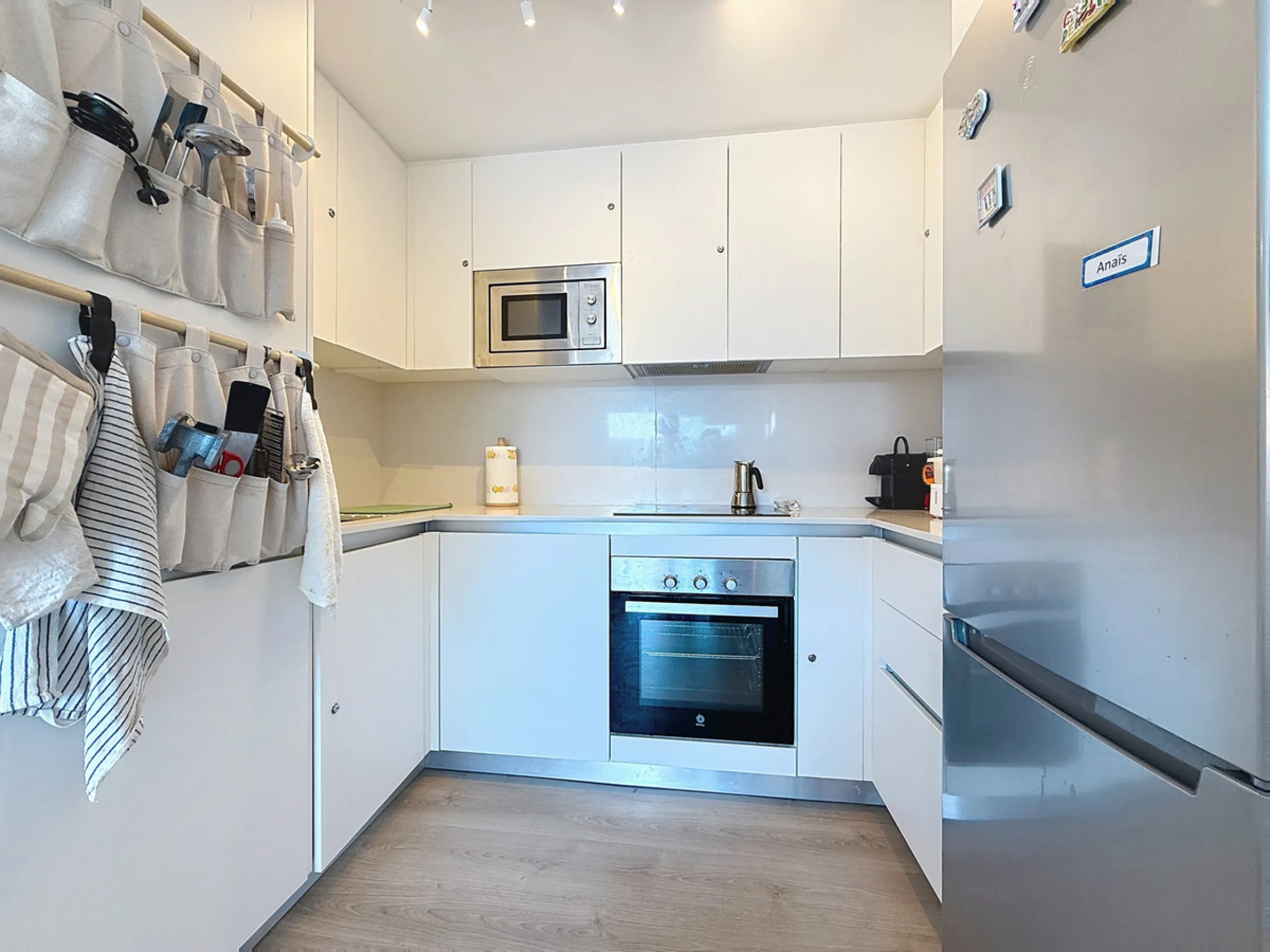 This beautiful three-bedroom, two-bathroom apartment benefits from a southwest orientation, ensuring lovely afternoon light and pleasant sunsets. From the terrace, you can enjoy open views of the surrounding nature, with a partial sea view to the left. Th