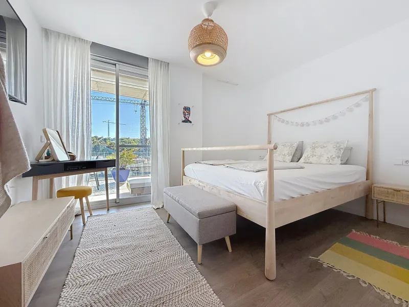 This beautiful three-bedroom, two-bathroom apartment benefits from a southwest orientation, ensuring lovely afternoon light and pleasant sunsets. From the terrace, you can enjoy open views of the surrounding nature, with a partial sea view to the left. Th