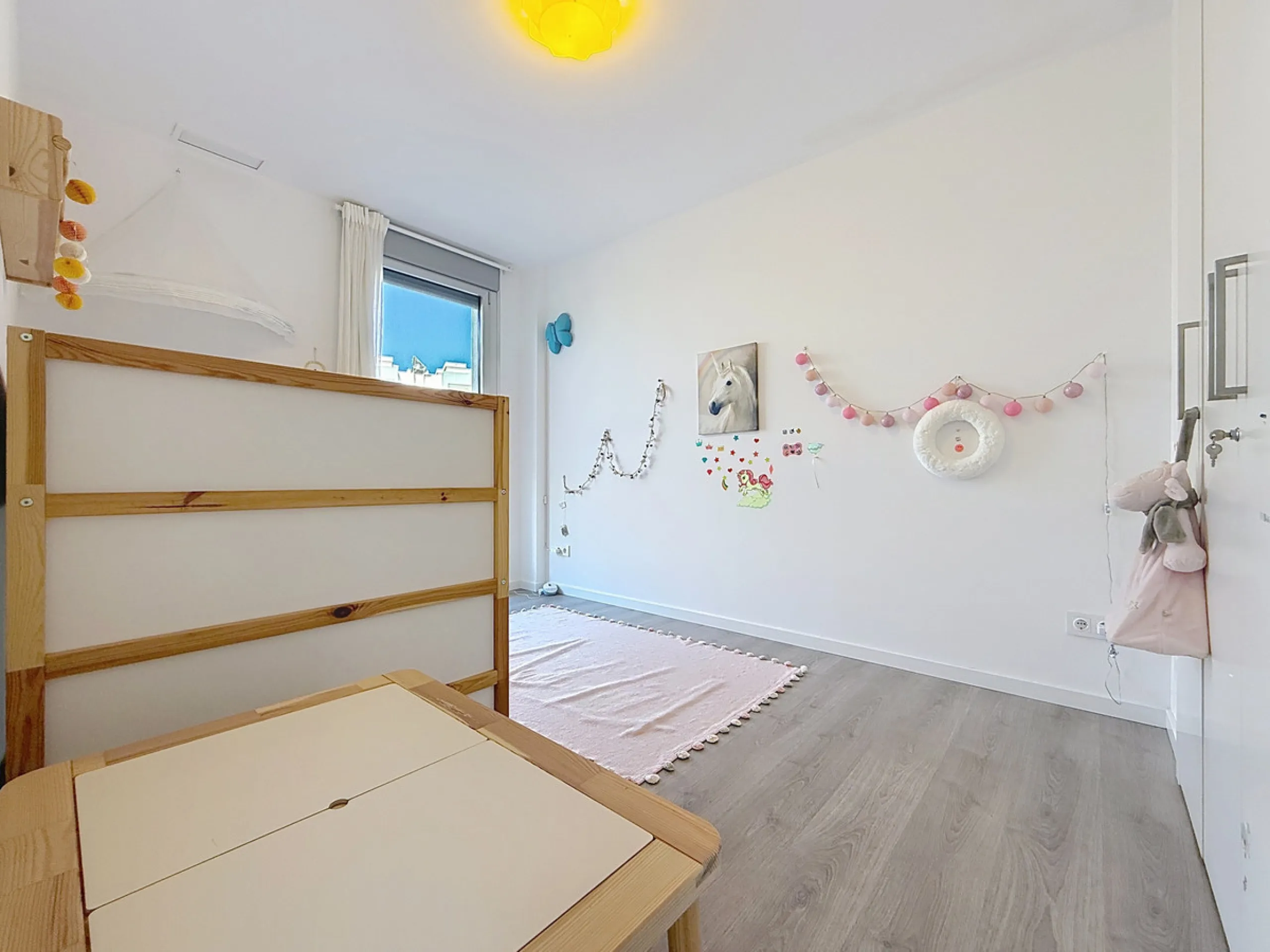 This beautiful three-bedroom, two-bathroom apartment benefits from a southwest orientation, ensuring lovely afternoon light and pleasant sunsets. From the terrace, you can enjoy open views of the surrounding nature, with a partial sea view to the left. Th