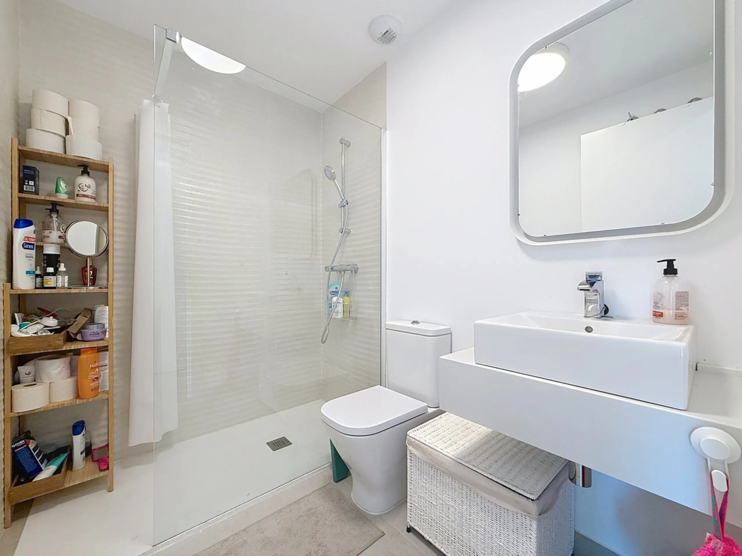 This beautiful three-bedroom, two-bathroom apartment benefits from a southwest orientation, ensuring lovely afternoon light and pleasant sunsets. From the terrace, you can enjoy open views of the surrounding nature, with a partial sea view to the left. Th