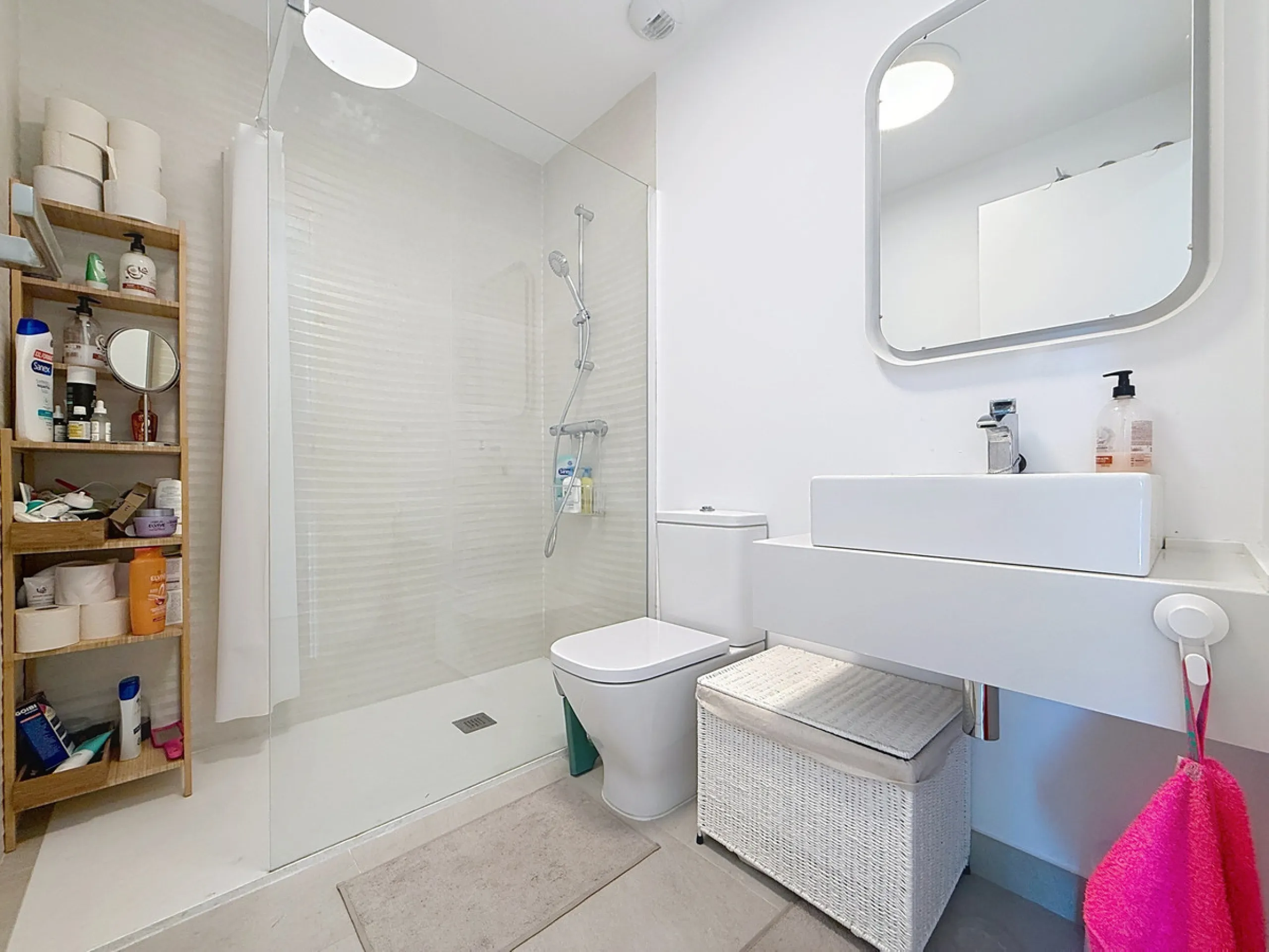 This beautiful three-bedroom, two-bathroom apartment benefits from a southwest orientation, ensuring lovely afternoon light and pleasant sunsets. From the terrace, you can enjoy open views of the surrounding nature, with a partial sea view to the left. Th