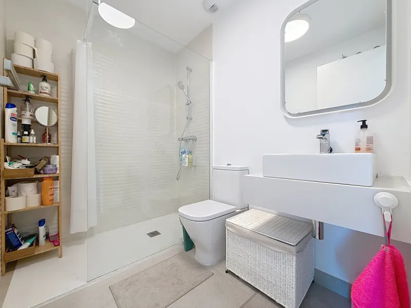 This beautiful three-bedroom, two-bathroom apartment benefits from a southwest orientation, ensuring lovely afternoon light and pleasant sunsets. From the terrace, you can enjoy open views of the surrounding nature, with a partial sea view to the left. Th