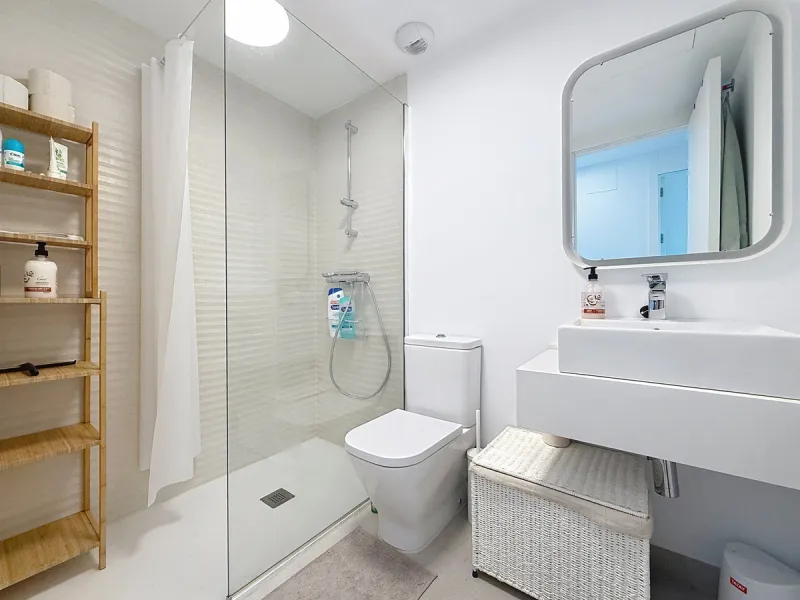 This beautiful three-bedroom, two-bathroom apartment benefits from a southwest orientation, ensuring lovely afternoon light and pleasant sunsets. From the terrace, you can enjoy open views of the surrounding nature, with a partial sea view to the left. Th