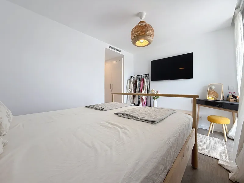 This beautiful three-bedroom, two-bathroom apartment benefits from a southwest orientation, ensuring lovely afternoon light and pleasant sunsets. From the terrace, you can enjoy open views of the surrounding nature, with a partial sea view to the left. Th