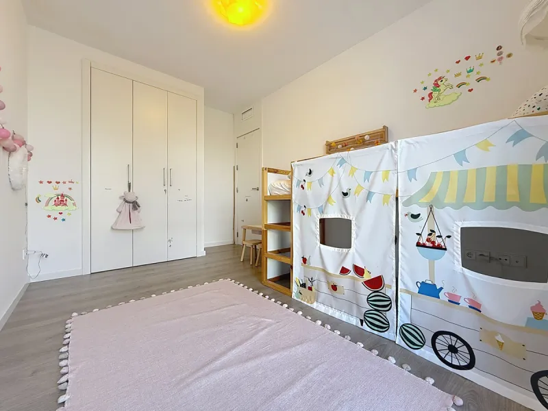 This beautiful three-bedroom, two-bathroom apartment benefits from a southwest orientation, ensuring lovely afternoon light and pleasant sunsets. From the terrace, you can enjoy open views of the surrounding nature, with a partial sea view to the left. Th