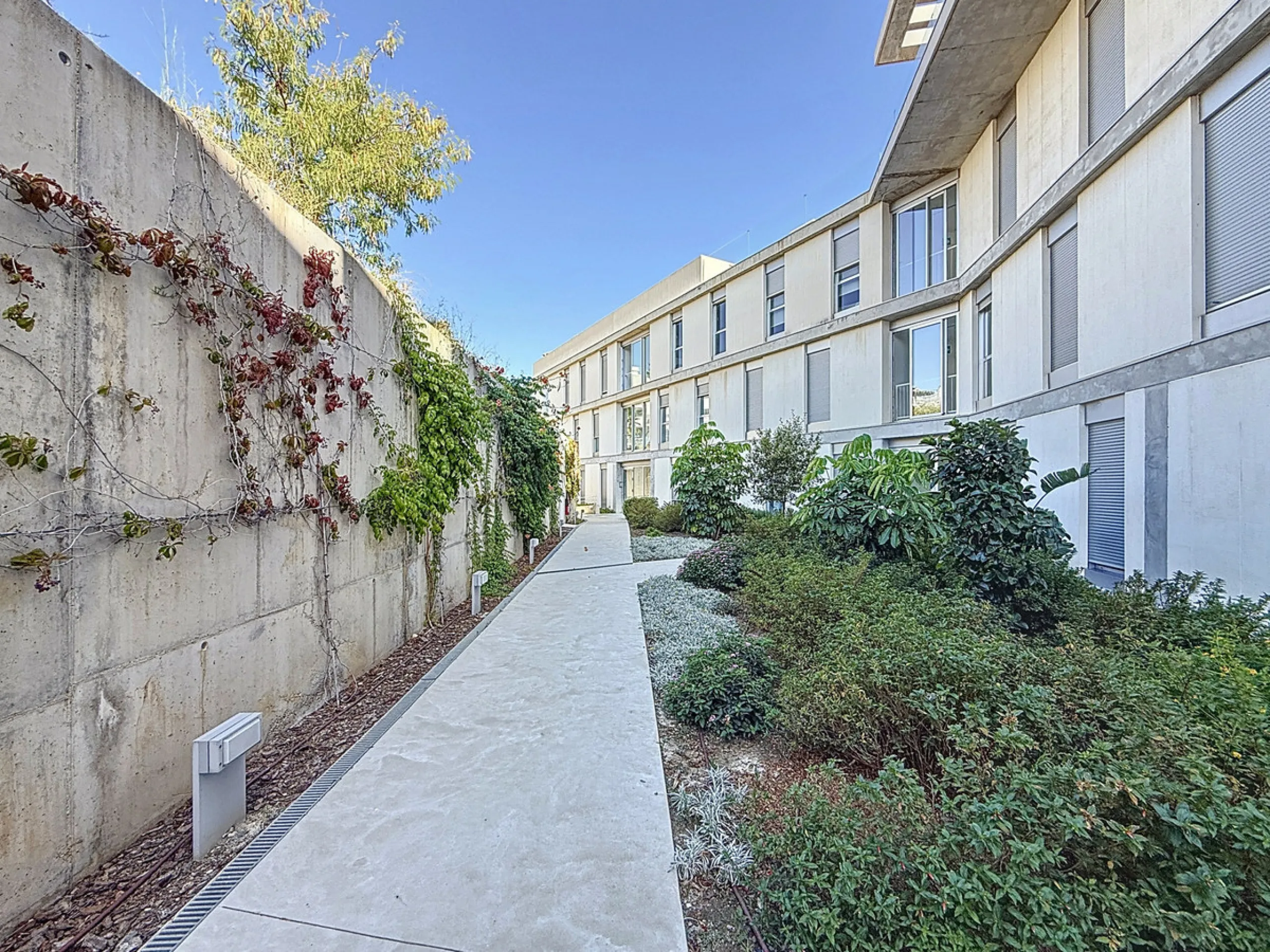 This beautiful three-bedroom, two-bathroom apartment benefits from a southwest orientation, ensuring lovely afternoon light and pleasant sunsets. From the terrace, you can enjoy open views of the surrounding nature, with a partial sea view to the left. Th